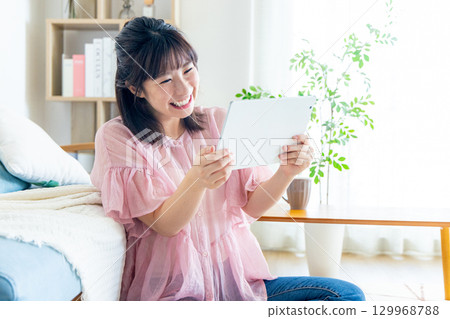 操作片劑的一個少婦 129968788