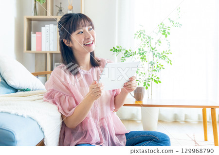 操作片劑的一個少婦 129968790