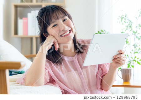 操作片劑的一個少婦 129968793