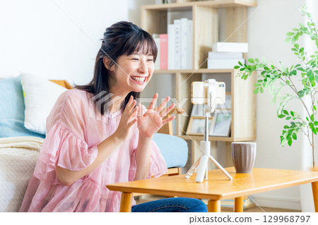 在線交付的女性 129968797