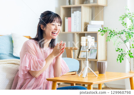 Women who deliver online 129968798