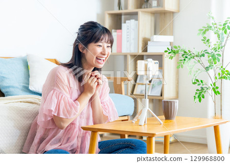 在線交付的女性 129968800