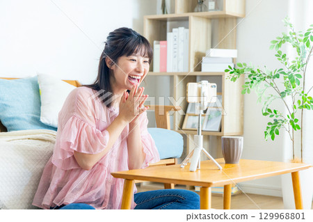 在線交付的女性 129968801