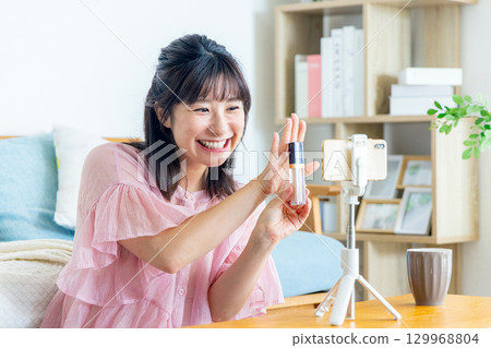 在線交付的女性 129968804