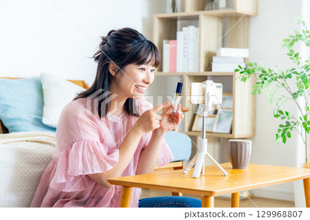 在線交付的女性 129968807
