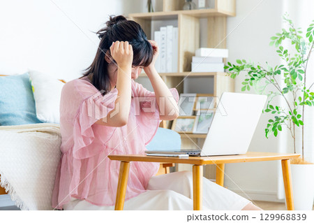 一個年輕的女人抱著一個頭 129968839