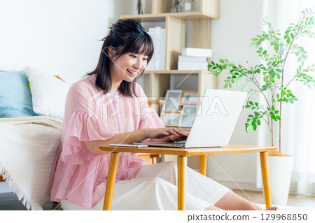 在家使用電腦的女人 129968850