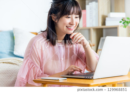 在家使用電腦的女人 129968851