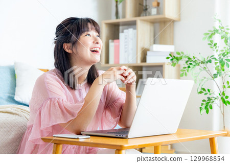 在家使用電腦的女人 129968854