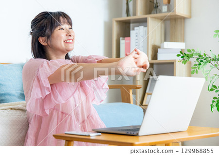 在家使用電腦的女人 129968855