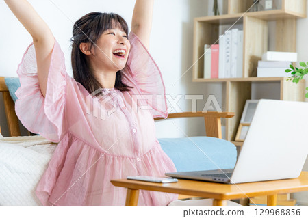 在家使用電腦的女人 129968856