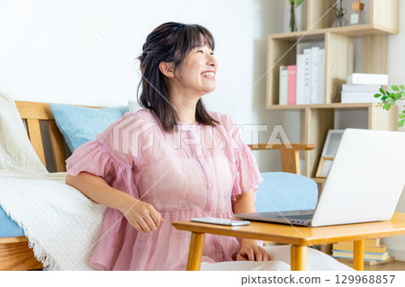 在家使用電腦的女人 129968857