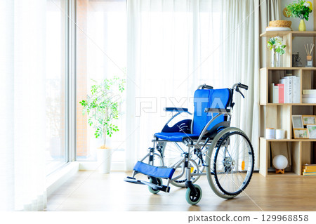 室內，靠窗，輪椅 129968858