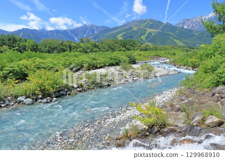 夏季的白馬：山間溪流和北阿爾卑斯山 129968910