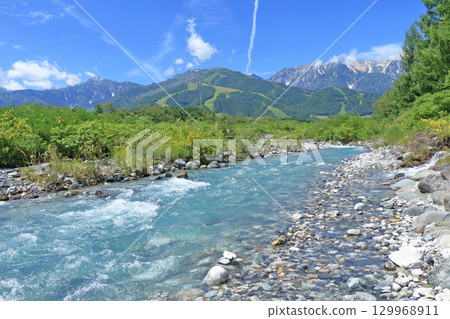 夏季的白馬：山間溪流和北阿爾卑斯山 129968911