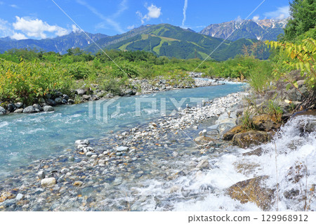夏季的白馬：山間溪流和北阿爾卑斯山 129968912