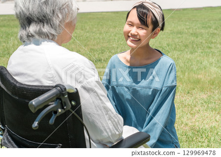 老人、老年婦女、孫子女與祖母、女兒、孩子互動 129969478