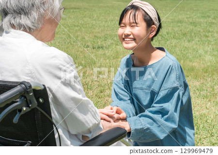 老人、老年婦女、孫子女與祖母、女兒、孩子互動 129969479