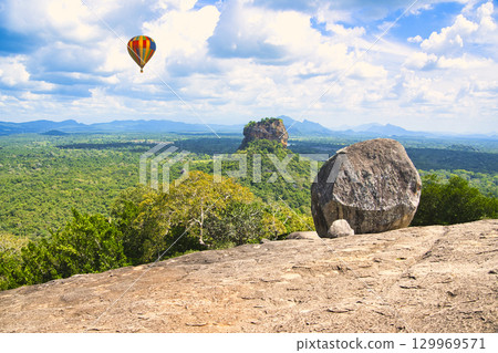 從皮杜蘭加拉岩 (Pidurangala Rock) 欣賞錫吉里耶岩 (Sigiriya Rock) 的壯麗景色 129969571