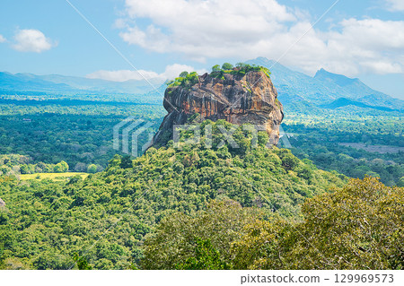 從皮杜蘭加拉岩 (Pidurangala Rock) 欣賞錫吉里耶岩 (Sigiriya Rock) 的壯麗景色 129969573