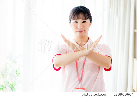 護理人員正在畫十字 129969604