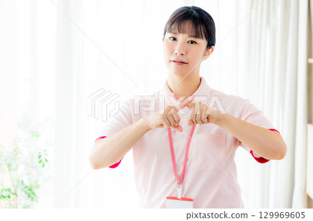 護理人員正在畫十字 129969605