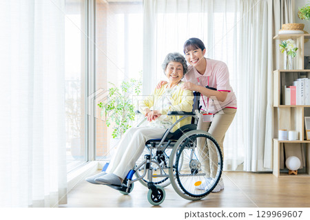 在安養院工作的年輕助手 129969607