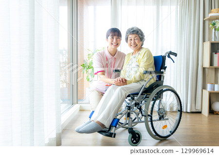 在安養院工作的年輕助手 129969614