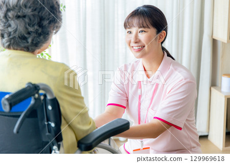 在安養院工作的年輕助手 129969618