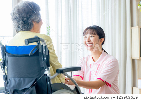 在安養院工作的年輕助手 129969619