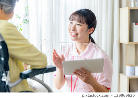 在安養院工作的年輕助手 129969620