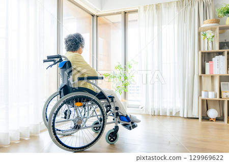 乘坐輪椅的資深婦女 129969622