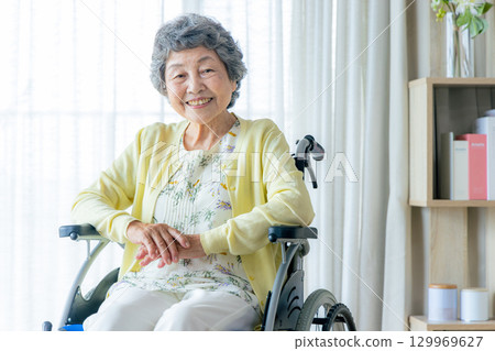 乘坐輪椅的資深婦女 129969627
