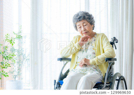 坐輪椅的老婦人擔心 129969630