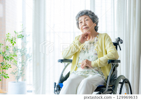 坐輪椅的老婦人擔心 129969633