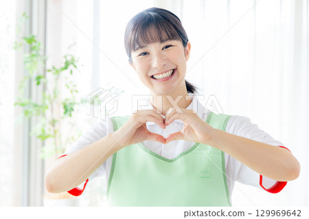 一個圍裙的年輕女士 129969642