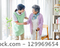 護理形象：老年婦女和護理人員拄著拐杖行走 129969654