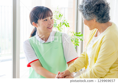 看護人和奶奶 129969657
