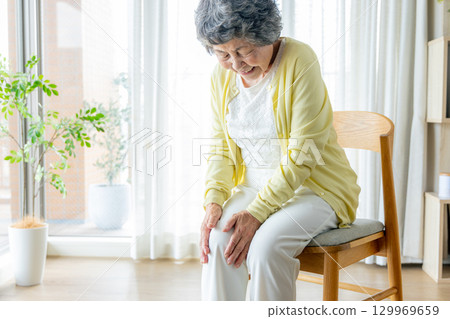 膝蓋疼痛的高級女人 129969659