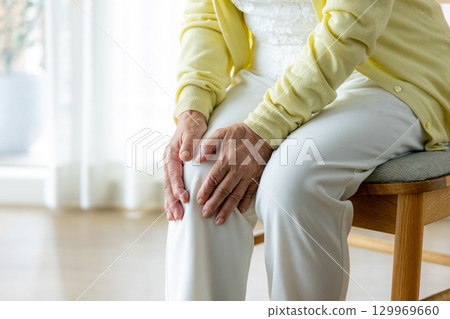 Senior woman with knee sore Senior woman with knee sore 129969660