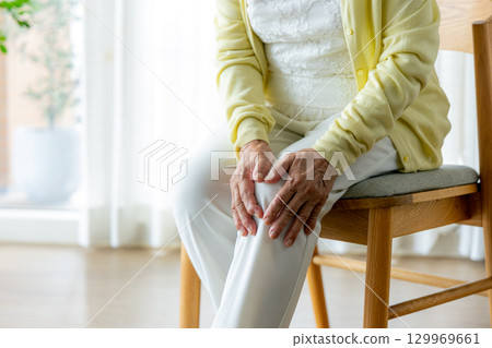 膝蓋疼痛的高級女人 129969661