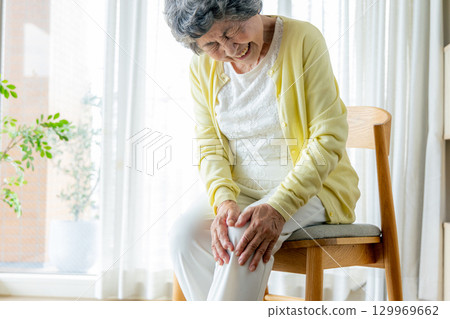 Senior woman with knee sore 129969662