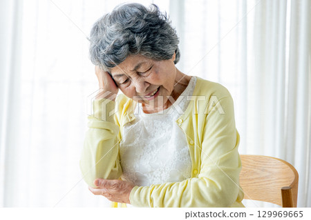 患有頭痛的女高管 129969665