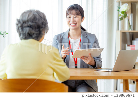 一位資深女士正在與推銷員交談 129969671