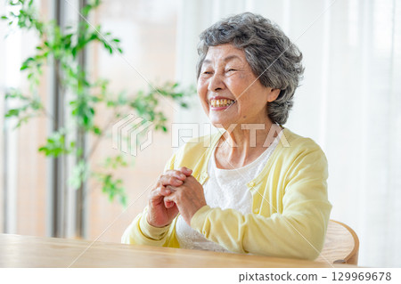 一位資深女士正在與推銷員交談 129969678