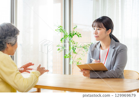Senior woman talking to a salesman 129969679