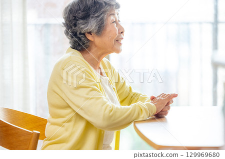 一位資深女士正在與推銷員交談 129969680