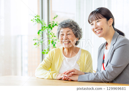 一位資深女士正在與推銷員交談 129969681