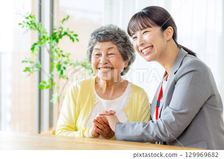 一位資深女士正在與推銷員交談 129969682