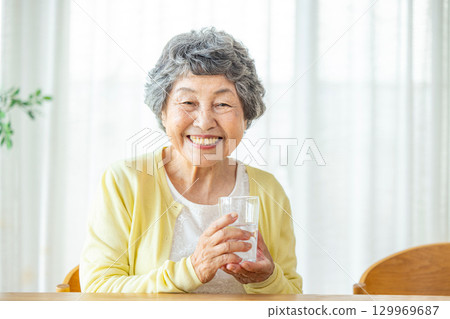 高級女人喝水 129969687
